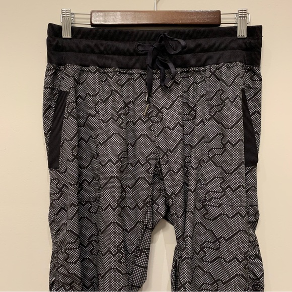 Kyodan Activewear Patterned Cropped Track Pants, Grey Size Medium - Picture 2 of 9